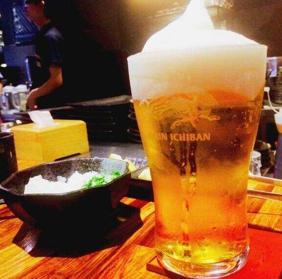 生啤和普通啤酒有什么区别，生啤没有灭菌处理更新鲜但保质期短